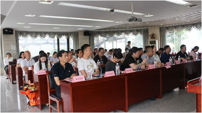 澳门人威尼斯官网南阳市装饰业协会理事会暨2023年度“卧龙杯”奖颁奖典！(图8)